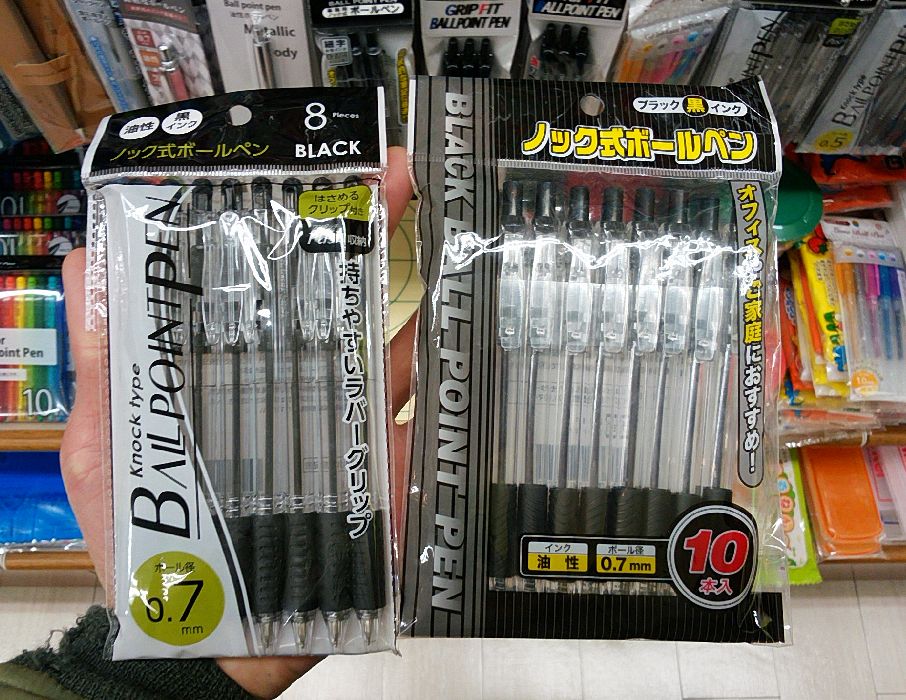 １００均のセリアではノック式ボールペンが１０本で１００円！