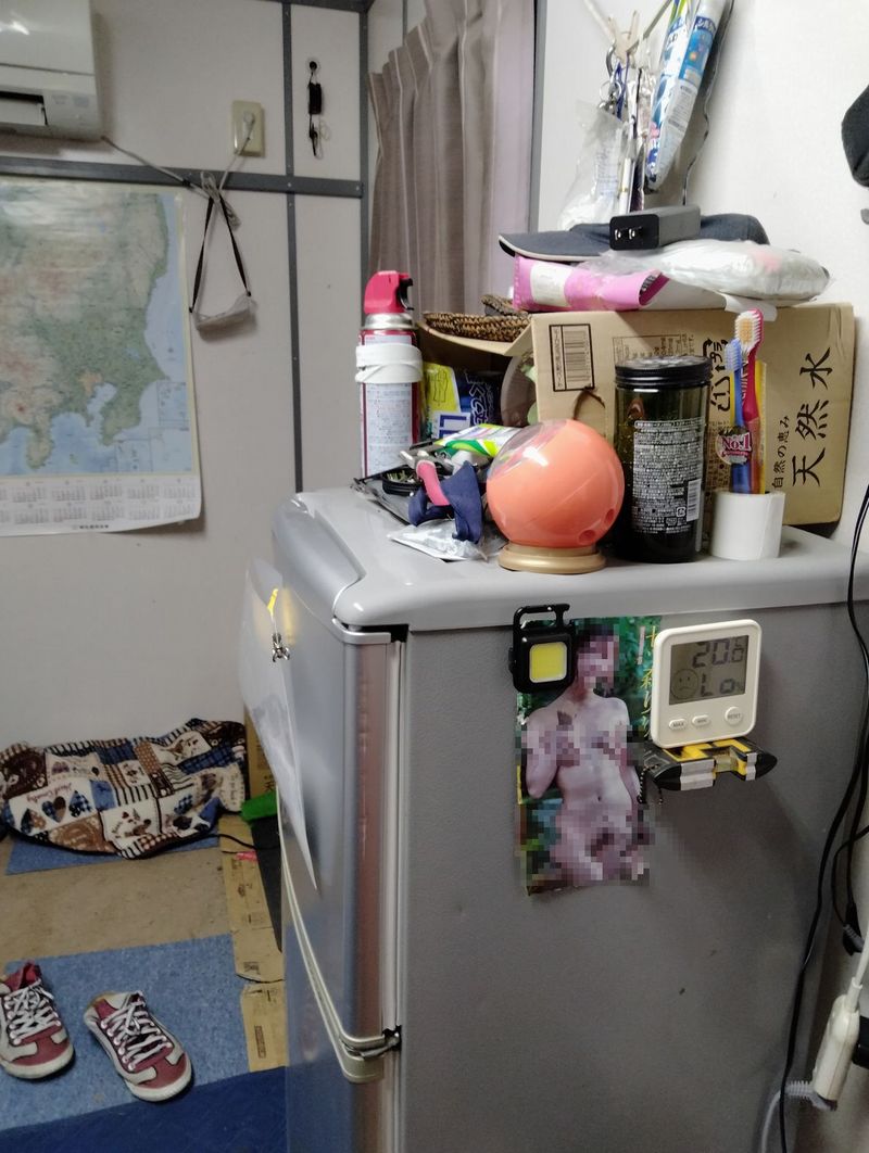 今の夜勤バイトの宿直休憩室にて